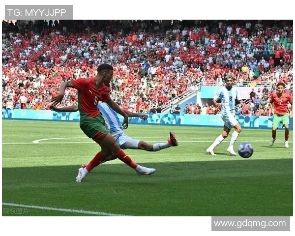 足球明星队出场气势磅礴瞬间展现球场魅力与激情的视觉盛宴